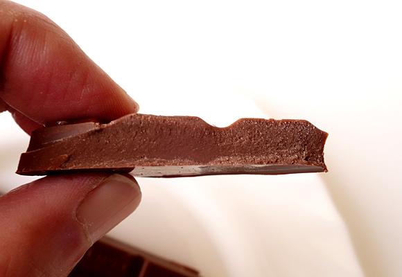ロイズの板チョコレート「ミルク」の断面